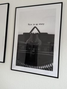 Schwarz-weißes Wandbild mit Schreibmaschine und Text „This is my story“ in der Praxis Michael Backes in Ratingen.