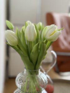 Weiße Tulpen in einer Glasvase als dekoratives Element in der Praxis Michael Backes in Ratingen.