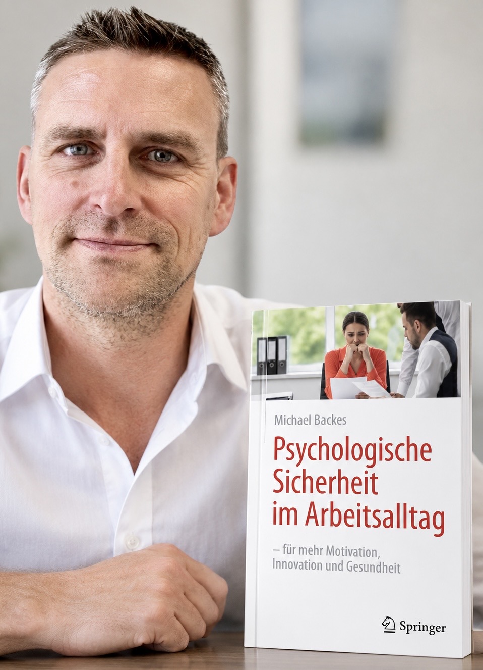 Michael Backes mit seinem Buch „Psychologische Sicherheit im Arbeitsalltag“ (Springer)
